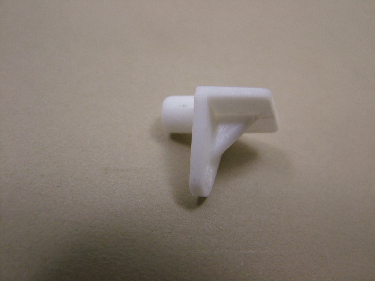 White plastic angle bracket type, 5mm peg